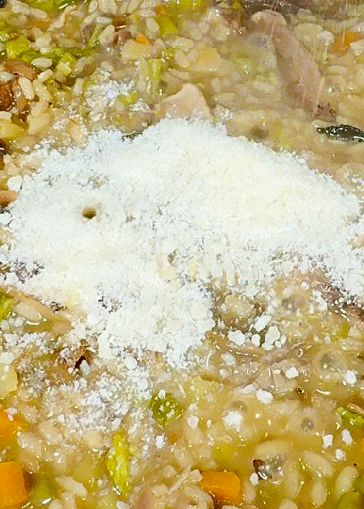 Incorporar queso y mantequilla a Risotto de verduras