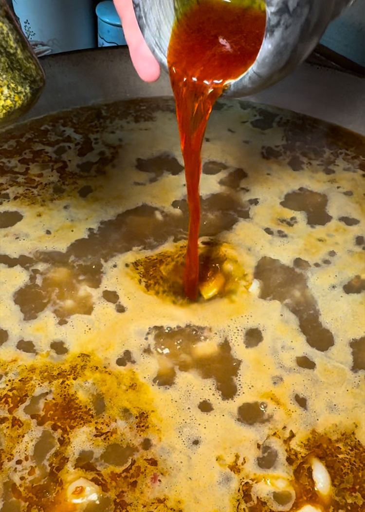 Caldo y azafrán en paella de mariscos
