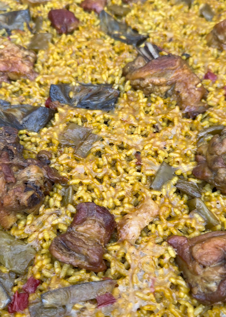 Terminar de cocinar paella de carne