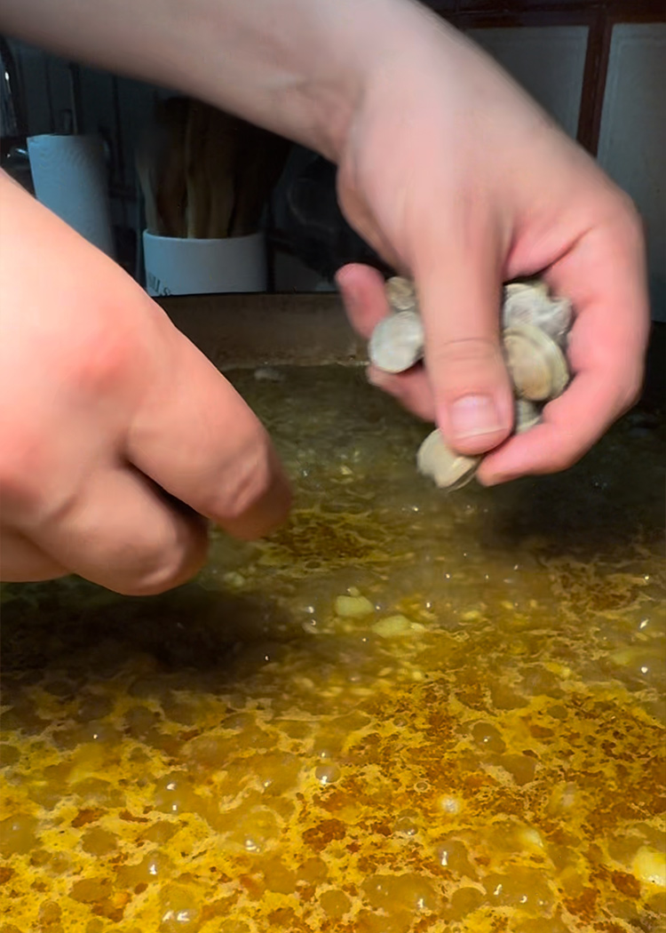 Añadir chirlas a paella de mariscos