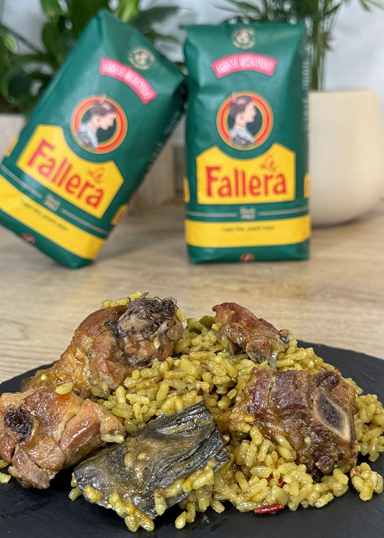 Presentación de paella de carne