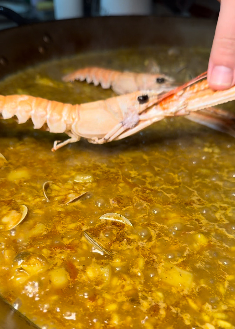 Añadir cigalas a paella de mariscos