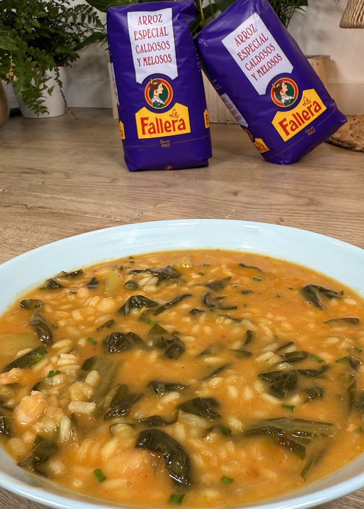 Presentación de arroz con acelgas