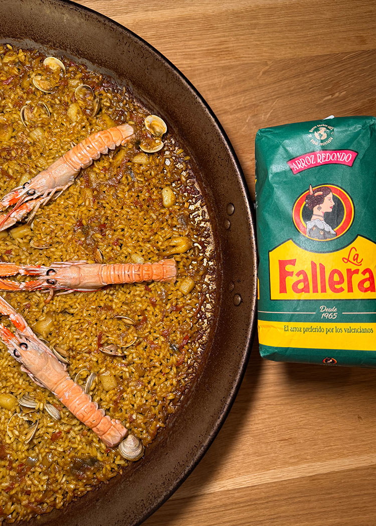 Presentación de paella de mariscos
