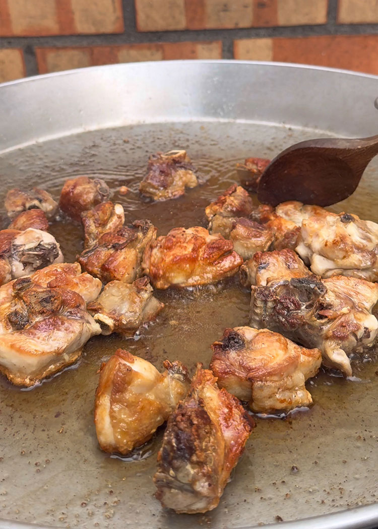 Dorar carne para Paella de carne