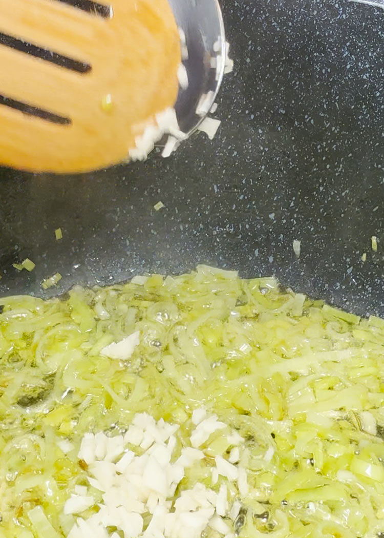 Comenzar sofrito de arroz con acelgas