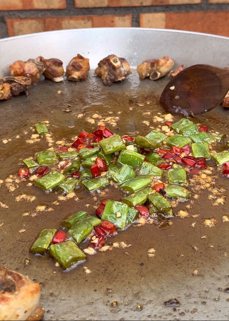 Añadir verduras a Paella de carne