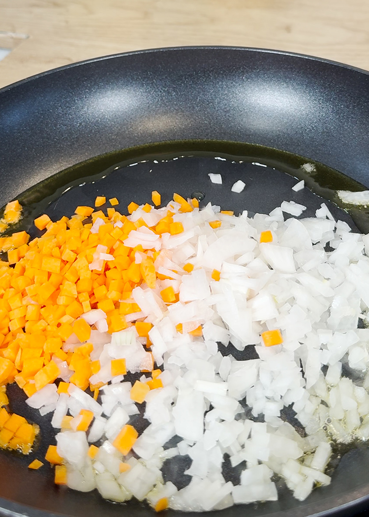 saltear cebolla para rollitos de arroz