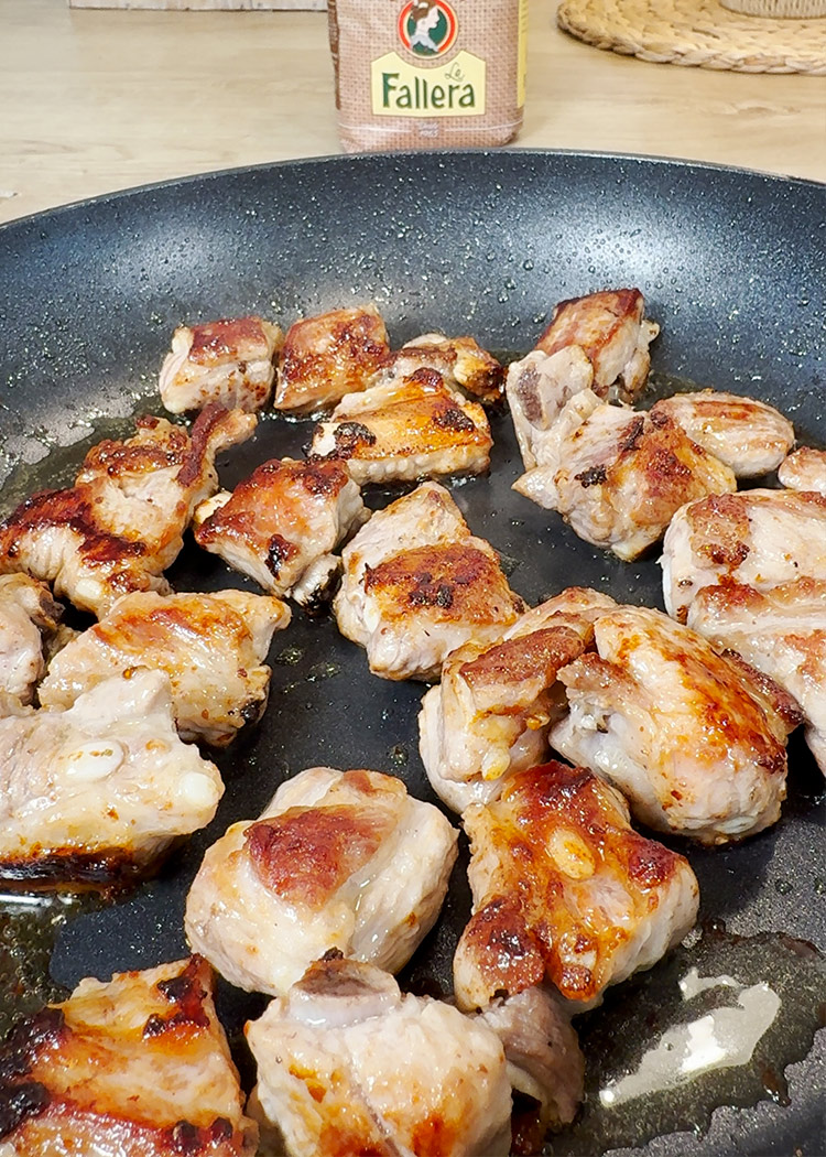 Dorar costillas para arroz murciano