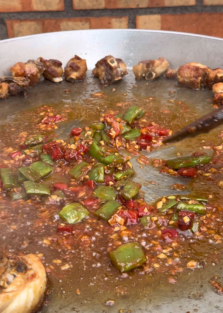 Añadir tomate a Paella de carne