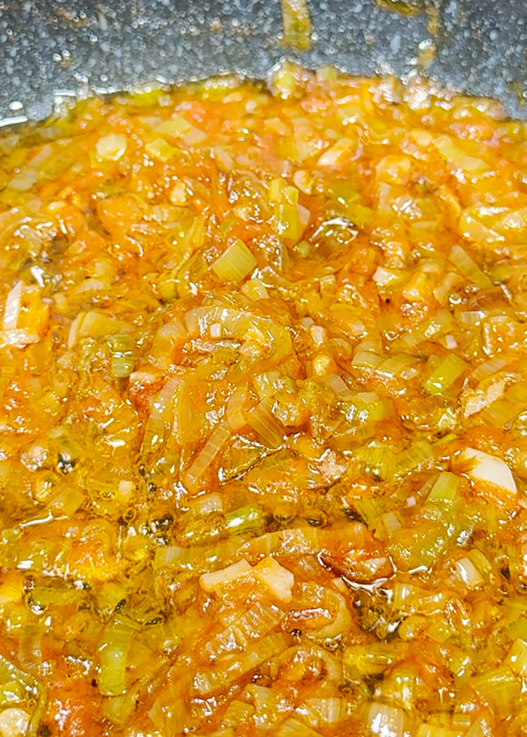 Añadir tomate y pimentón a arroz con acelgas