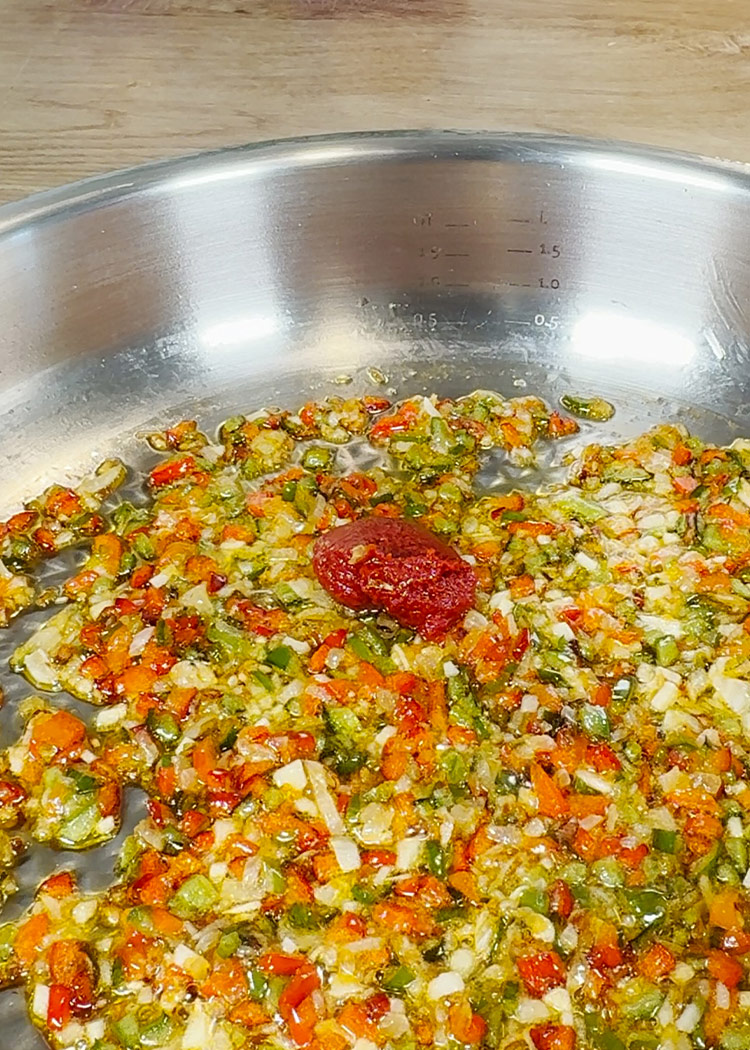 Añadir tomate a Arroz con bacalao de la abuela