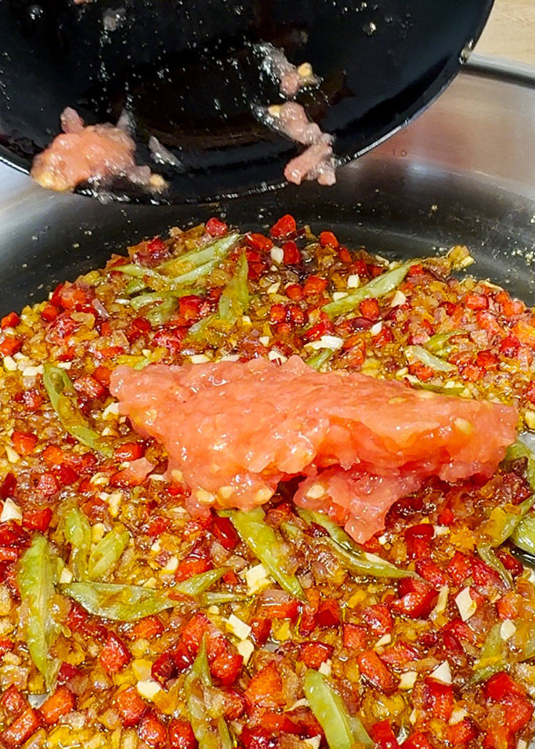 añadir tomate para arroz con fideos