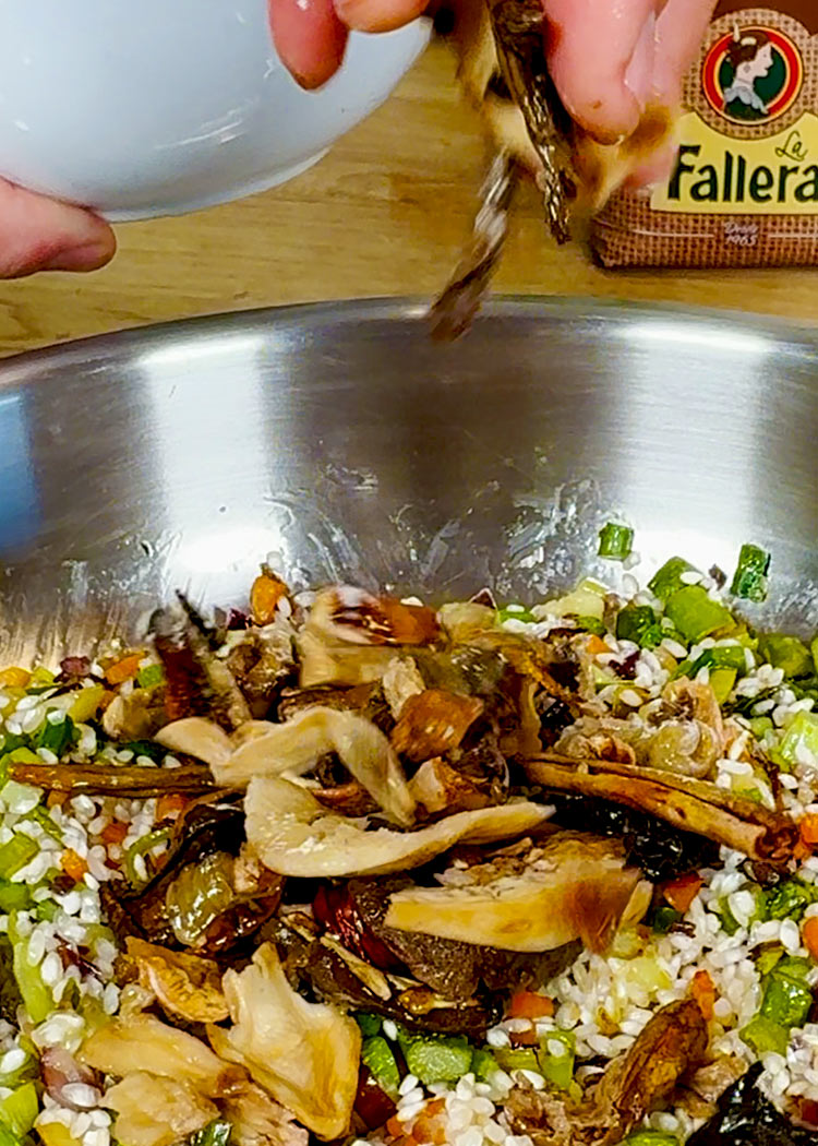 Incorporar setas hidratadas a Risotto de verduras