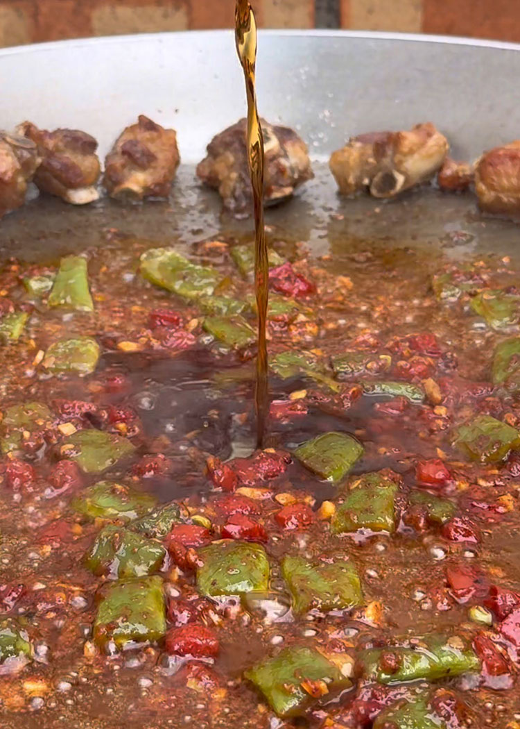 Pimentón y vermouth en paella de carne