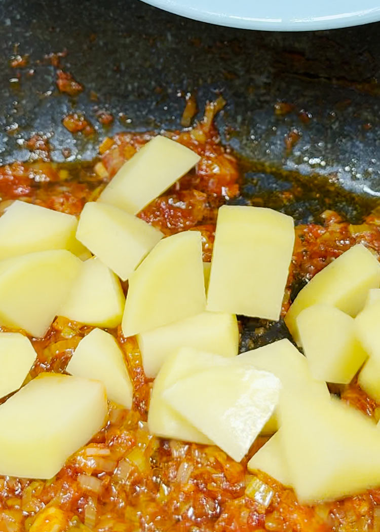 Añadir patatas a arroz con acelgas