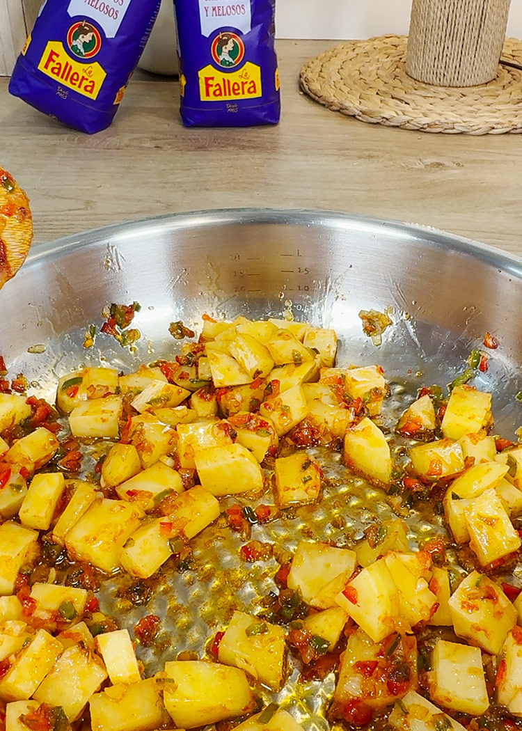 Añadir patatas a Arroz con bacalao de la abuela