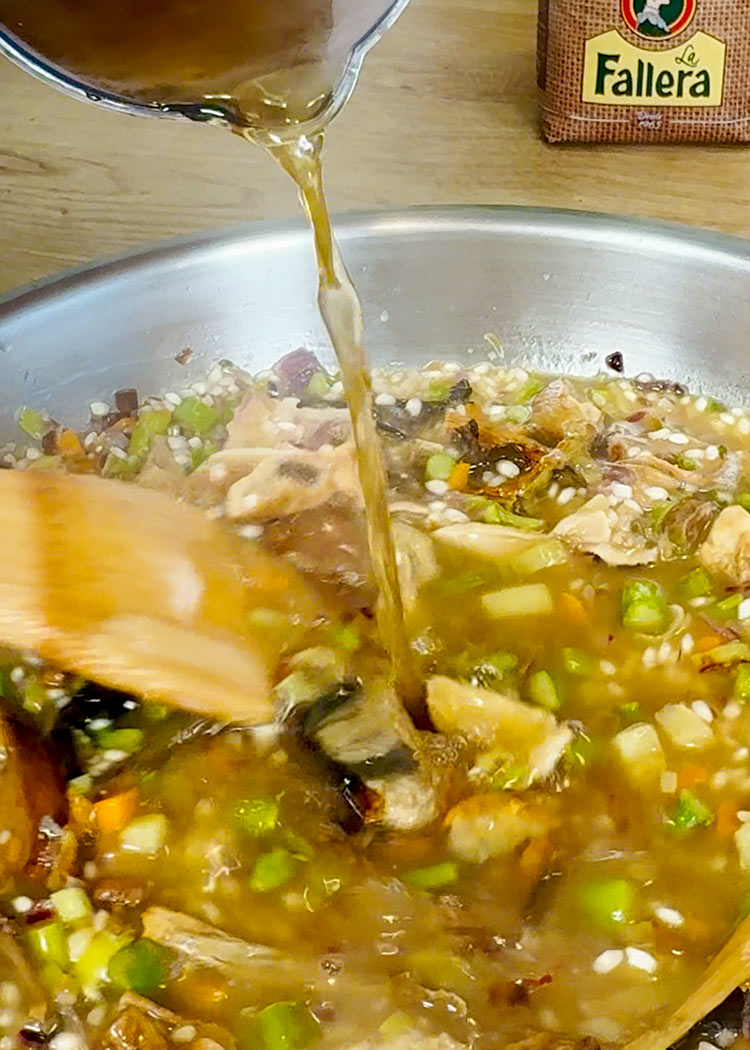 Añadir caldo a Risotto de verduras