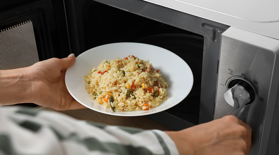 ¿Qué pasa si dejas el arroz fuera de la nevera?