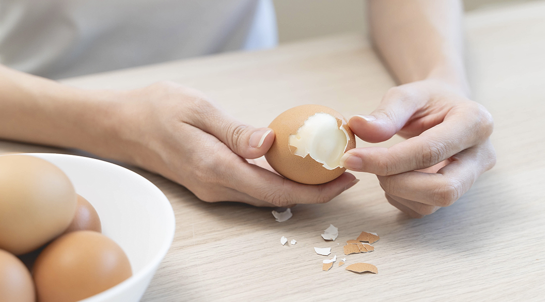 ¿Por qué es tan difícil pelar huevos cocidos?
