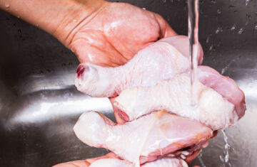 ¿Es seguro lavar el pollo antes de cocinarlo?