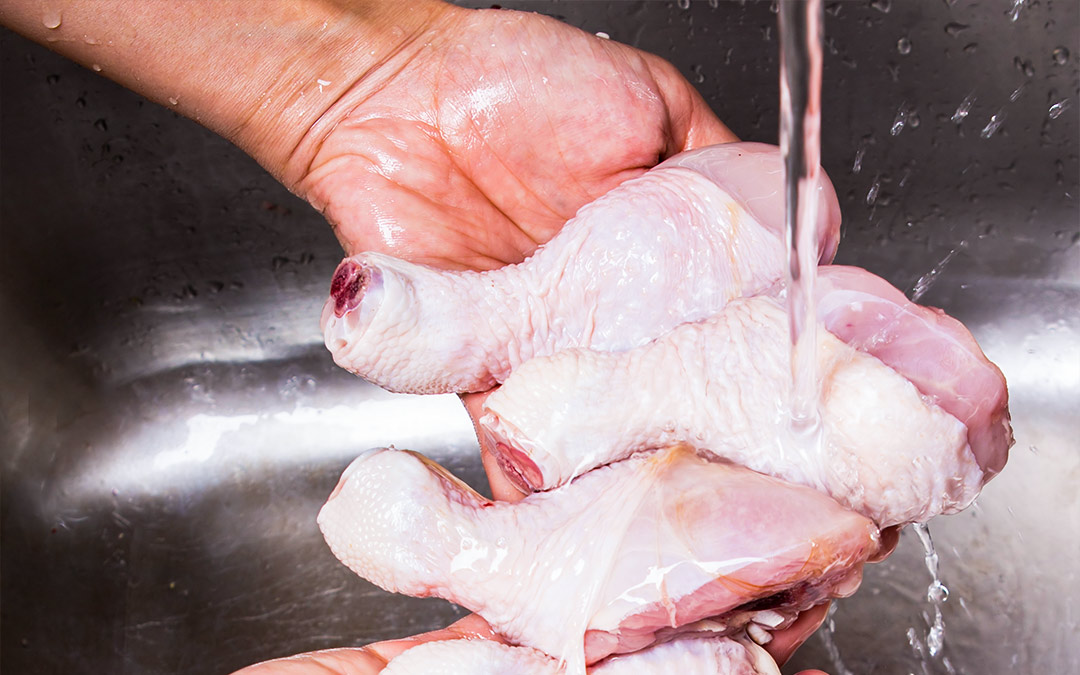 ¿Es seguro lavar el pollo antes de cocinarlo?