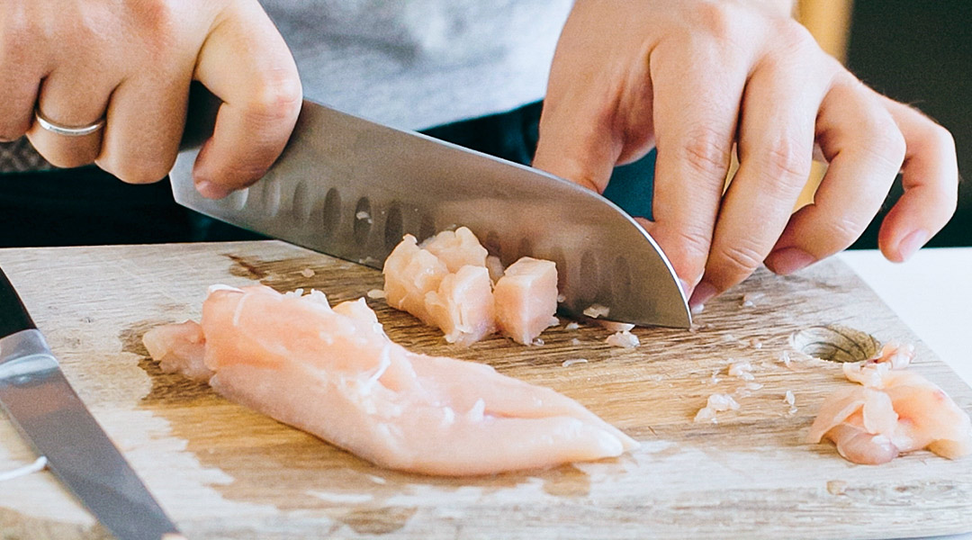 Prácticas seguras para manipular pollo crudo