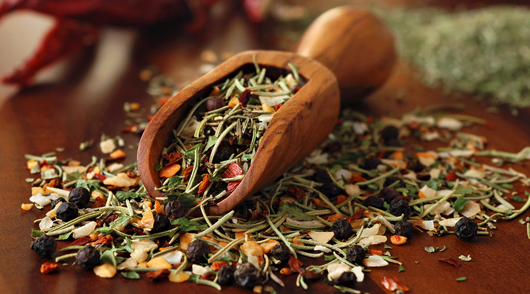 Guía para cultivar tus propias hierbas aromáticas en casa