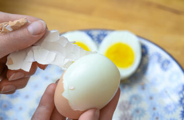 Truco para pelar huevos cocidos sin complicaciones