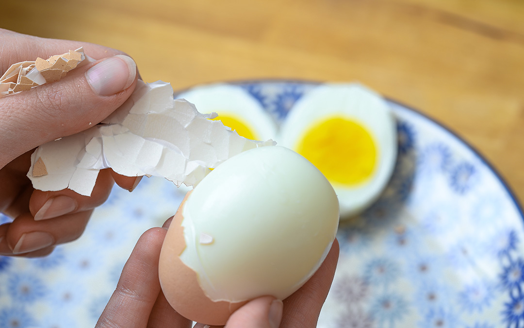 Trucos para pelar huevos cocidos sin complicaciones
