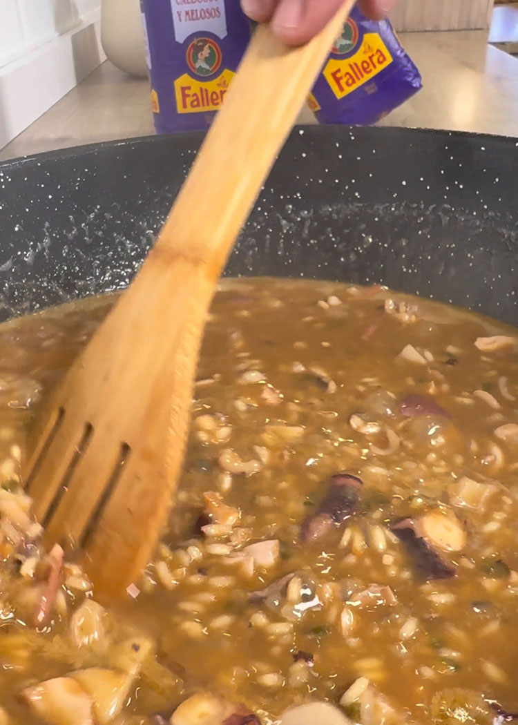añadir arroz para arroz meloso de pulpo