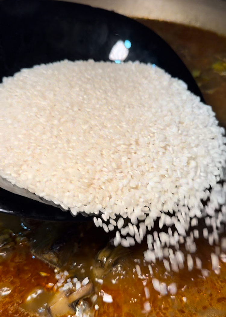 añadimos el arroz para arroz con magret de pato 