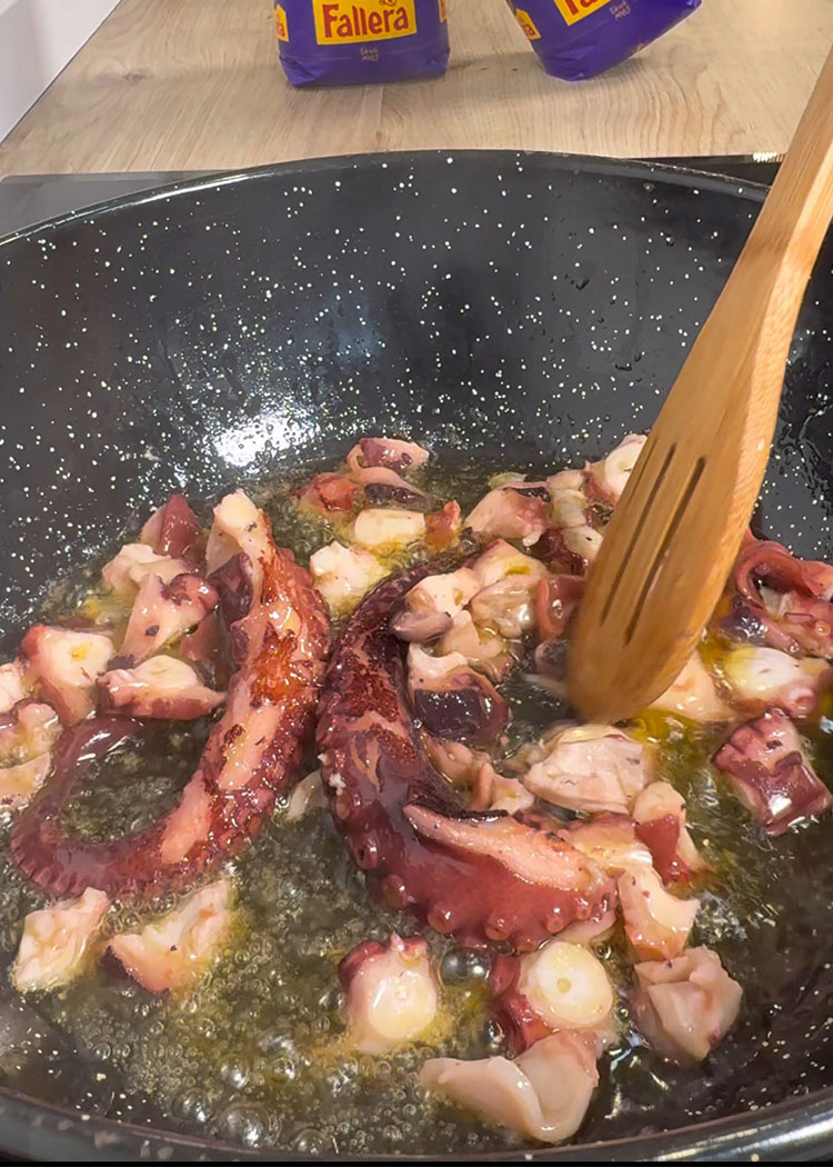 sofreir pulpo para arroz meloso de pulpo