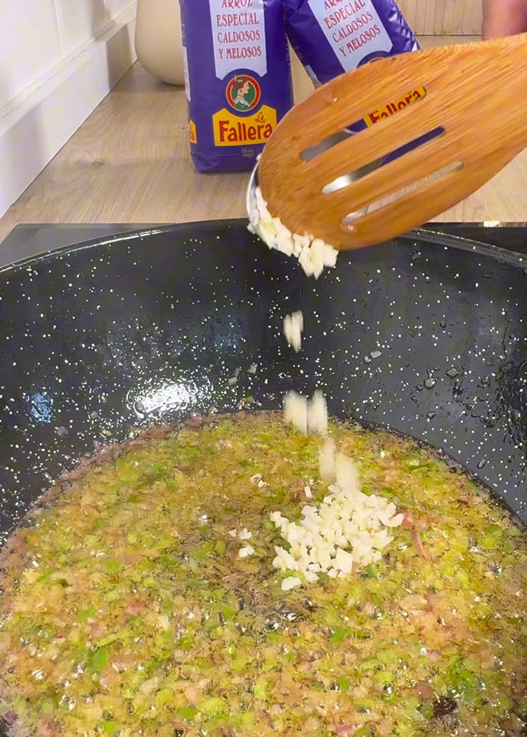 sofreir verduras para arroz meloso de pulpo