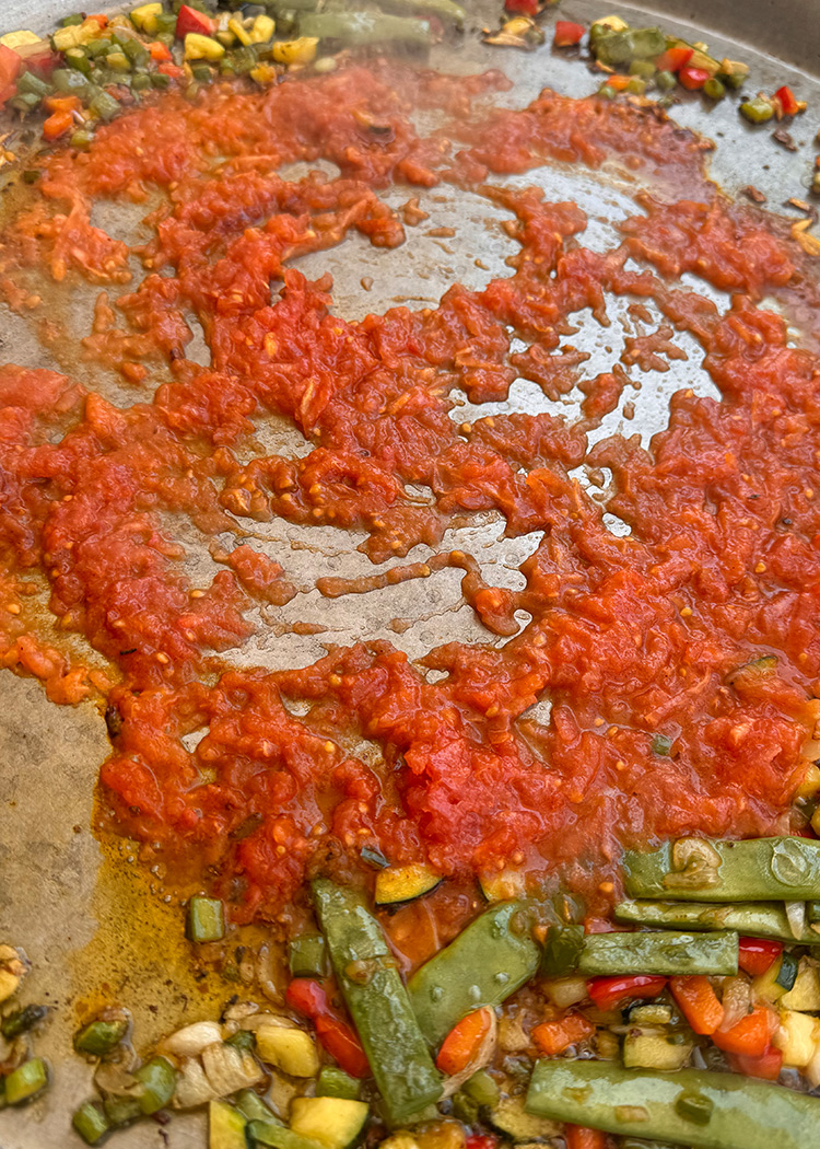añadir tomate para paella de verduras