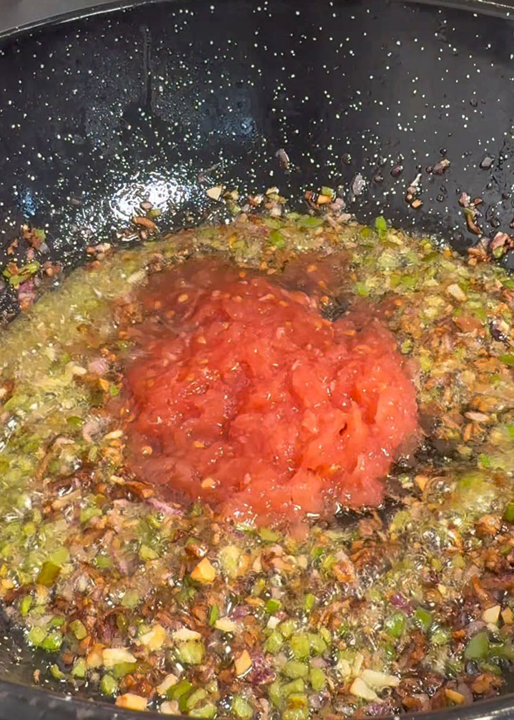 añade el tomate para arroz meloso de pulpo