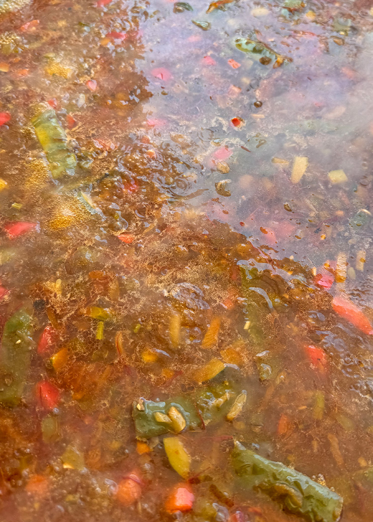 verter caldo para paella de verduras