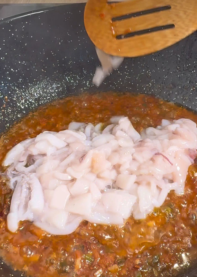 añadir calamares para arroz meloso de pulpo