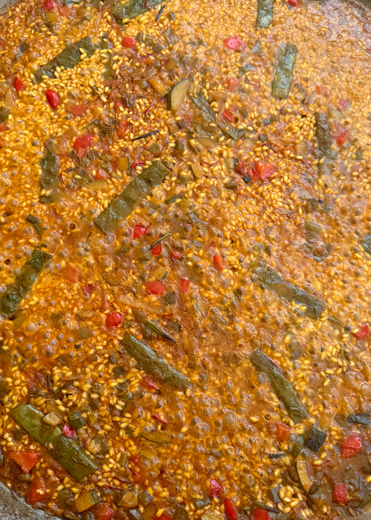 incorporar arroz bomba para paella de verduras