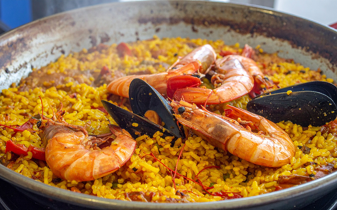 Deliciosas opciones de picoteo para acompañar tu paella