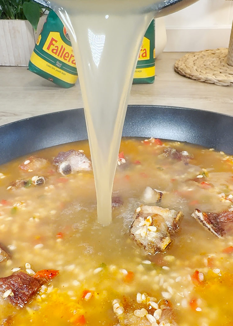 añadir caldo para arroz con costillas