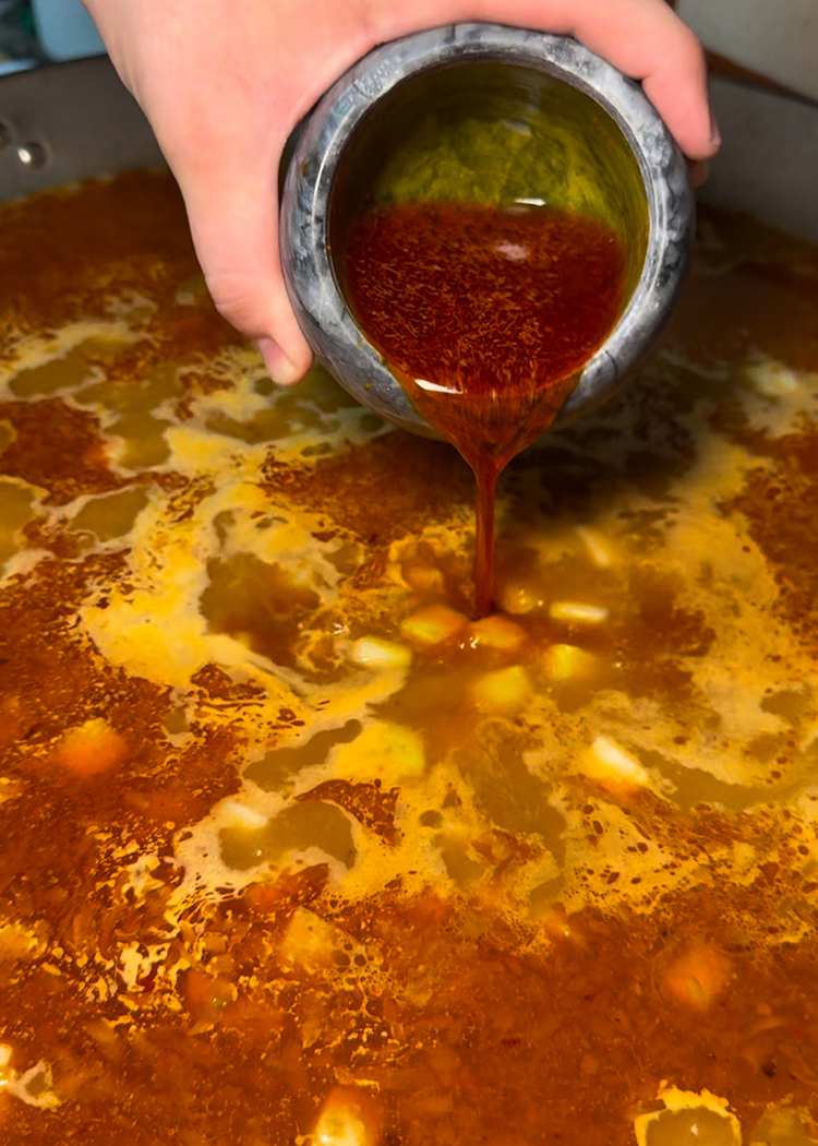 agregar el caldo para paella de carabineros 