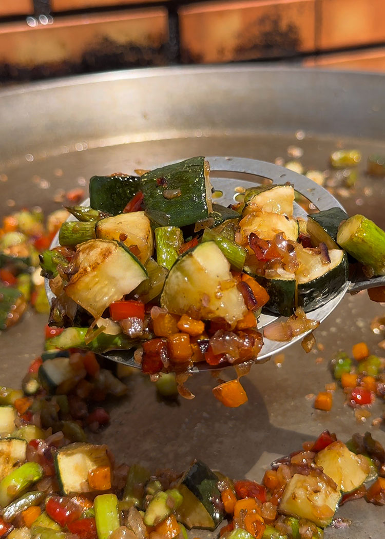 saltear verduras para paella de verduras