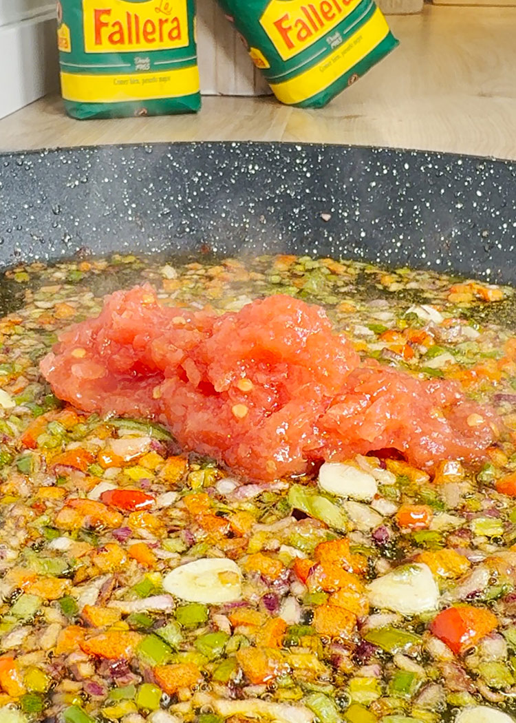 añadir tomate para arroz con conejo