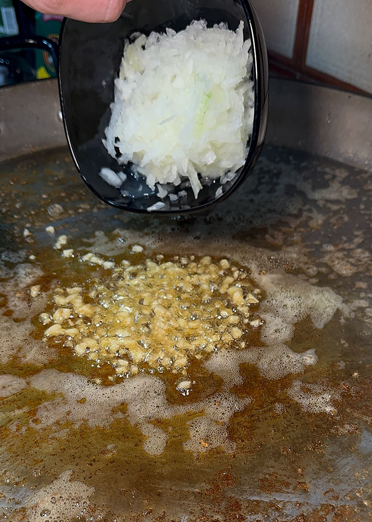 sofreir cebolla y ajo para arroz negro