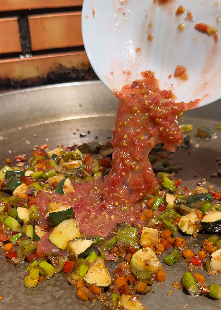 añadir tomate para paella de verduras