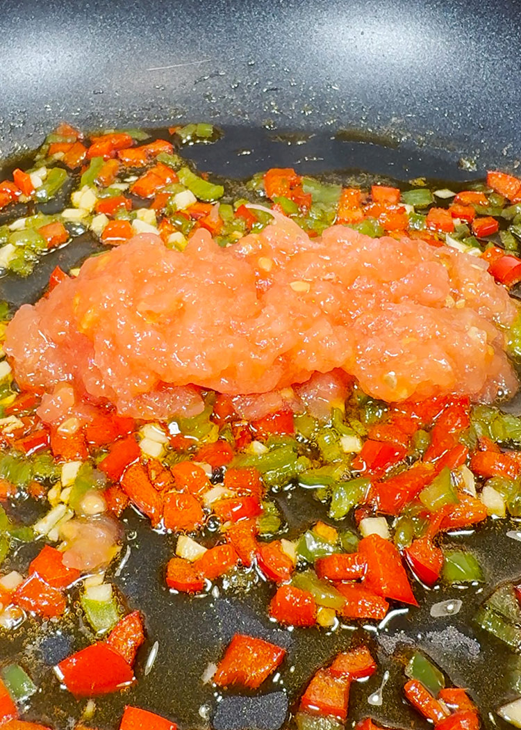 incorporar tomate para arroz con costillas