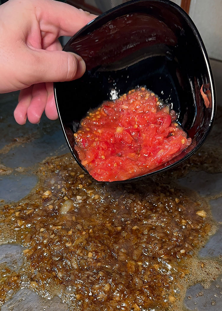 incorporar tomate para arroz negro
