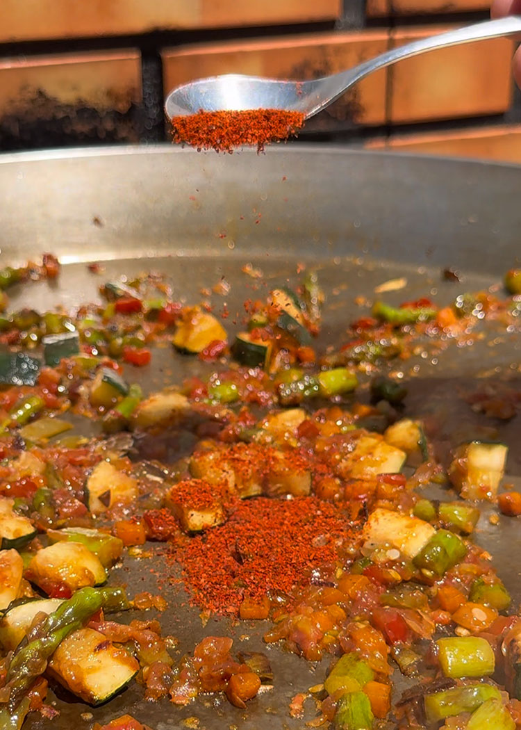 incorporar pimentón para paella de verduras