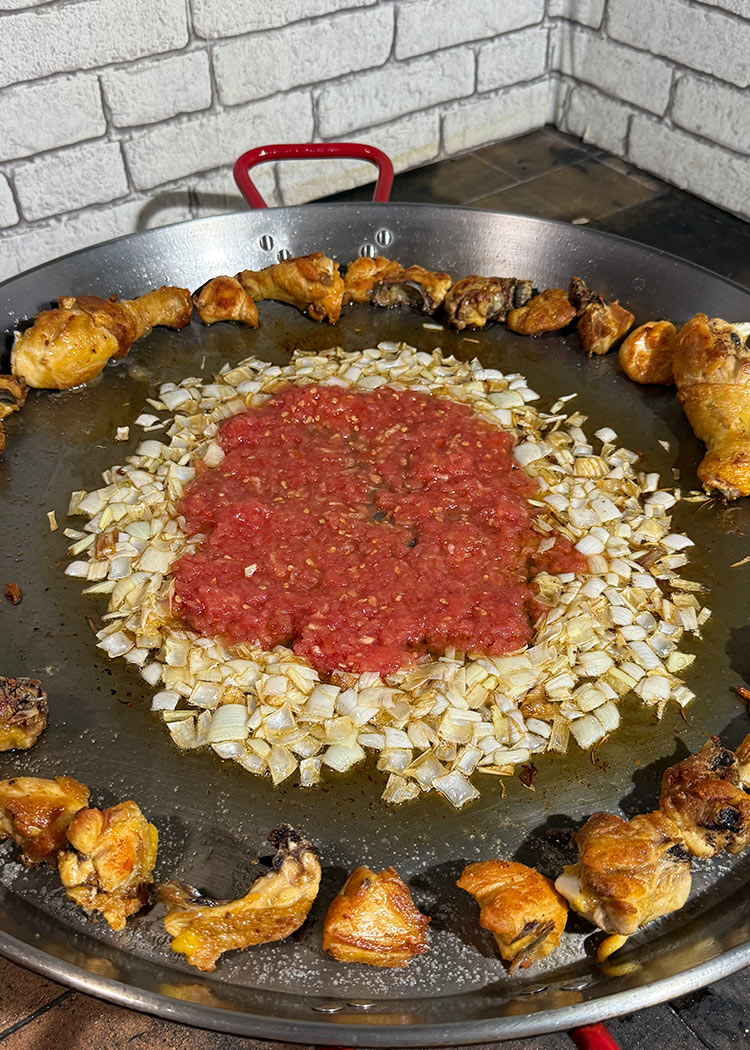 prepara un sofrito para paella de pollo